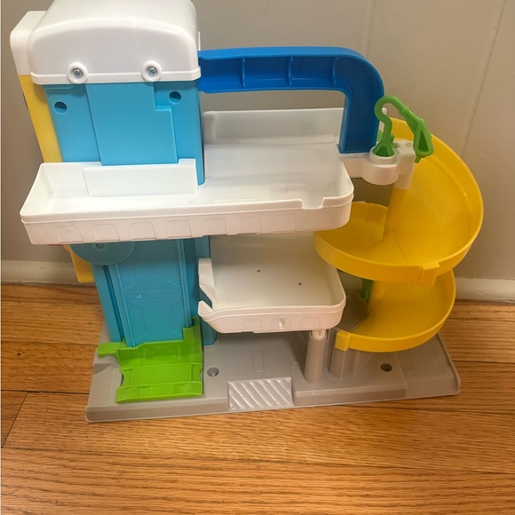 Little people wheelie garage - Picture 2 of 2